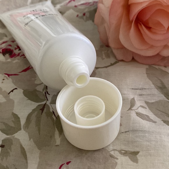 COPY - Cle de peau Synactif Cleansing cream set of 2 - Picture 3 of 3